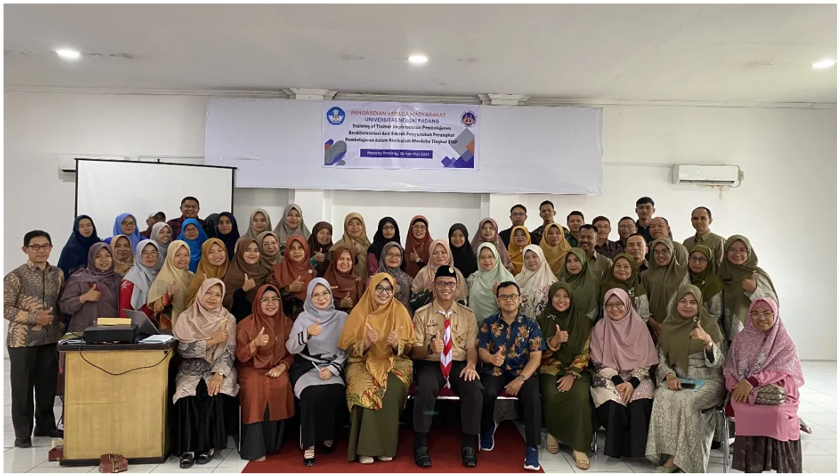 Tim PKM UNP Berikan Pelatihan Implementasi Kurikulum Merdeka Bagi Guru SMP Padang Panjang
